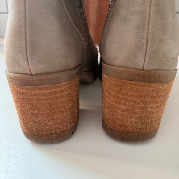 Korks-Ease Esmerelda Taupe Suede Lug Sole Block Heel Ankle Booties Size 8 - Picture 12 of 12